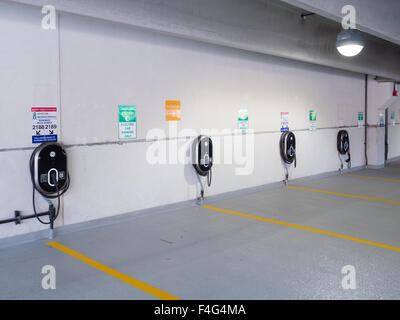 GE Wattstation Elektrofahrzeug Ladestationen in der North White Plains Station Parking Garage, in White Plains, New York. Stockfoto