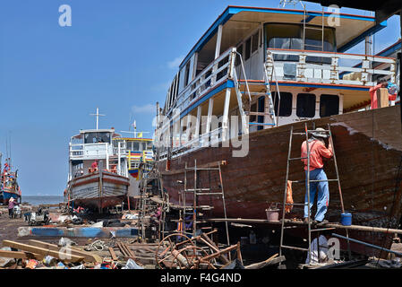 Bootsreparaturhof. Traditionelle thailändische Fischerboote aus Holz werden im Trockendock renoviert. Thailand S. E. Asien Stockfoto