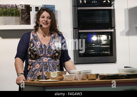 London, UK 17. Oktober 2015: ein Koch-Demonstration Kochen Schokolade im The Chocolate Fashion Show London in Kensington Olympia, London. Bildnachweis: Siehe Li/Alamy Live News Stockfoto