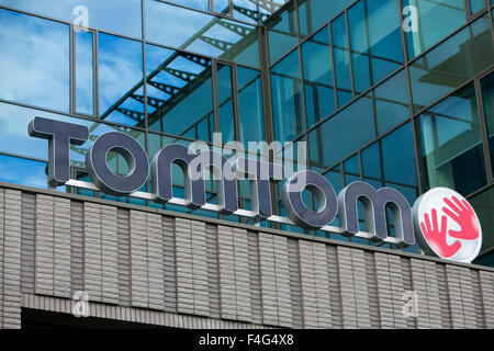 Ein Logo Zeichen außerhalb der Hauptsitz des TomTom NV in Amsterdam, Niederlande am 3. Oktober 2015. Stockfoto