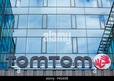 Ein Logo Zeichen außerhalb der Hauptsitz des TomTom NV in Amsterdam, Niederlande am 3. Oktober 2015. Stockfoto