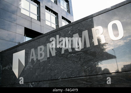 Ein Logo Zeichen außerhalb der Hauptsitz der ABN AMRO Bank N.V. in Amsterdam, Niederlande am 3. Oktober 2015. Stockfoto