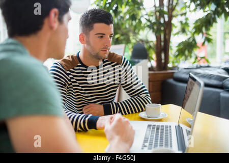 Studenten im Café mit laptop Stockfoto