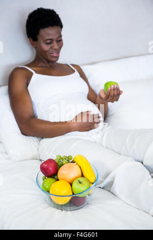 Schwangere Frau Apfel in der hand halten Stockfoto