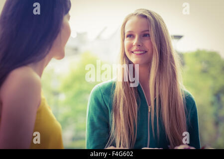 Studenten, die im Chat im café Stockfoto