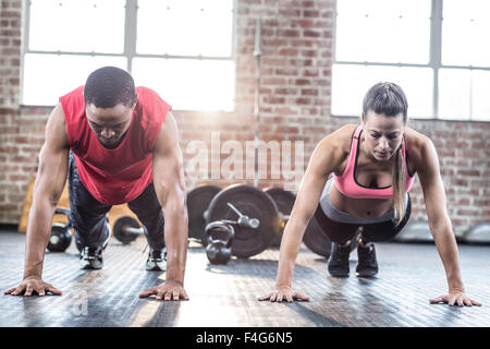 Fit paar tun Push Ups Stockfoto