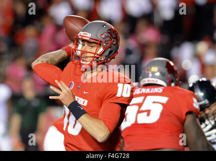 Albuquerque, NM, USA. 17. Oktober 2015. UNM Quarterback #10 vergangen, Austin Apodoca sein Team zum Sieg in den letzten Minuten des Spiels Samstagabend als UNM Hawaii 28-27 schlagen. Samstag, 17. Oktober 2015. © Jim Thompson/Albuquerque Journal/ZUMA Draht/Alamy Live-Nachrichten Stockfoto