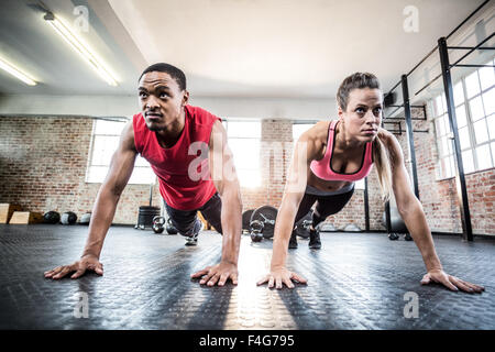 Fit paar tun Push Ups Stockfoto