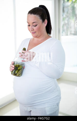 Schwangere Frau paar Gurken Essen Stockfoto