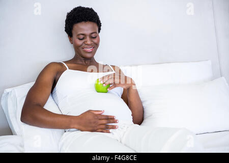 Schwangere Frau Apfel in der hand halten Stockfoto