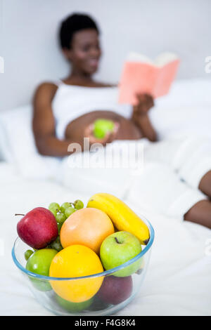 Schwangere Frau Apfel in der hand halten Stockfoto