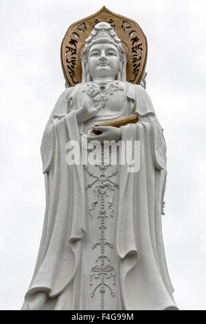 Göttin der Barmherzigkeit Statue am Meer in Nanshan Tempel, hainan Stockfoto