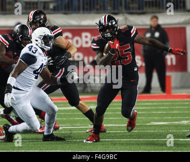 Columbus, Ohio, USA. 14. Oktober 2015. Ohio State Buckeyes Runningback Bri'onte Dunn (25) durchbricht der Penn State Line im Ohio Stadium in Columbus, Ohio. Brent Clark/CSM/Alamy Live-Nachrichten Stockfoto