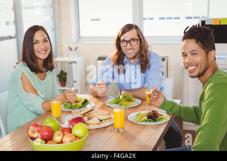 Porträt von kreativen Geschäftsleuten frühstücken Stockfoto