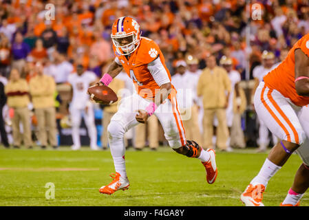 Clemson Tigers quarterback Deshaun Watson (4) während der NCAA Football-Spiel zwischen Boston College und Clemson im Death Valley in Clemson, SC. David Bräutigam/CSM Stockfoto