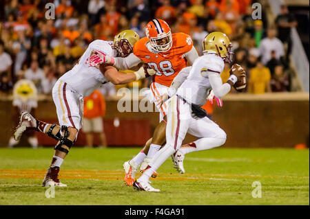 Boston College Eagles-Quarterback Jeff Smith (5) entzieht sich der Clemson Tigers defensive End Kevin Dodd (98) während der NCAA Football-Spiel zwischen Boston College und Clemson im Death Valley in Clemson, SC. David Bräutigam/CSM Stockfoto