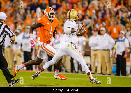 Clemson Tigers Sicherheit Jayron Kearse (1) Druck Boston College Eagles-quarterback Jeff Smith (5). Smith wirft den Ball Weg während der NCAA Football-Spiel zwischen Boston College und Clemson im Death Valley in Clemson, SC. David Bräutigam/CSM Stockfoto