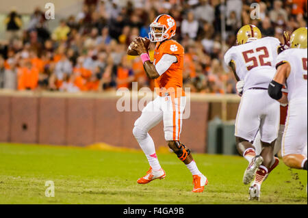 Clemson Tigers quarterback Deshaun Watson (4) während der NCAA Football-Spiel zwischen Boston College und Clemson im Death Valley in Clemson, SC. David Bräutigam/CSM Stockfoto