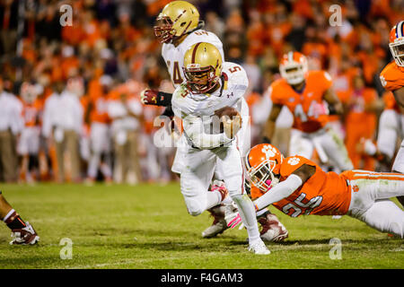 Boston College Eagles-Quarterback Jeff Smith (5) für einen Verlust von Clemson Tigers Cornerback Cordrea Tankersley (25) während der NCAA Football-Spiel zwischen Boston College und Clemson im Death Valley in Clemson, SC. David Bräutigam/CSM ausgelöst Stockfoto