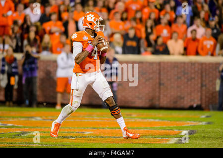 Clemson Tigers quarterback Deshaun Watson (4) während der NCAA Football-Spiel zwischen Boston College und Clemson im Death Valley in Clemson, SC. David Bräutigam/CSM Stockfoto