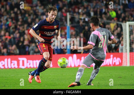 Barcelona, Spanien. 17. Oktober 2015. Der Primera División. Barcelona gegen Rayo Vallecano. Rakitic angefochten Lozabed © Action Plus Sport/Alamy Live News Stockfoto