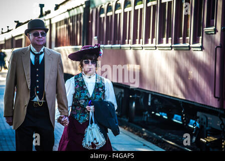 Lancaster, Pennsylvania, USA. 16. Oktober 2015. Steampunk ist ein Subgenre des Science-Fiction, in der Regel in einem anachronistischen viktorianischen oder quasi-viktorianischen wechselnde Geschichte Einstellung gesetzt. Es könnte unter dem Motto beschrieben werden "Was die Vergangenheit aussehen würde, wenn die Zukunft früher geschehen war." Freuen Sie sich auf Fiktion mit Science Fiction, Fantasy und Horror-Themen. Bildnachweis: CREATIVE COLLECTION TOLBERT Foto/Alamy Live-Nachrichten Stockfoto