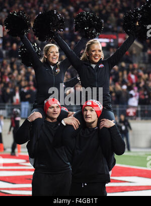 Columbus, Ohio, USA. 14. Oktober 2015. Cheerleader führen Sie an der Ohio State Penn State-Spiel im Ohio Stadium in Columbus, Ohio. Brent Clark/CSM/Alamy Live-Nachrichten Stockfoto