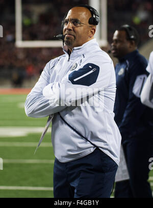 Columbus, Ohio, USA. 14. Oktober 2015. Penn State Trainer James Franklin beobachtet das Spiel seines Teams gegen die Ohio State University in Ohio Stadium in Columbus, Ohio. Brent Clark/CSM/Alamy Live-Nachrichten Stockfoto