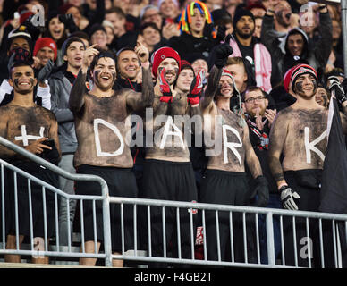 Columbus, Ohio, USA. 14. Oktober 2015. Ohio State Fans anfeuern ihre Mannschaft gegen Penn State im Ohio Stadium in Columbus, Ohio. Brent Clark/CSM/Alamy Live-Nachrichten Stockfoto