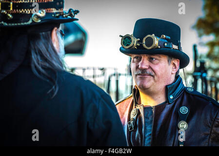 Lancaster, Pennsylvania, USA. 16. Oktober 2015. Steampunk ist ein Subgenre des Science-Fiction, in der Regel in einem anachronistischen viktorianischen oder quasi-viktorianischen wechselnde Geschichte Einstellung gesetzt. Es könnte unter dem Motto beschrieben werden "Was die Vergangenheit aussehen würde, wenn die Zukunft früher geschehen war." Freuen Sie sich auf Fiktion mit Science Fiction, Fantasy und Horror-Themen. Bildnachweis: CREATIVE COLLECTION TOLBERT Foto/Alamy Live-Nachrichten Stockfoto