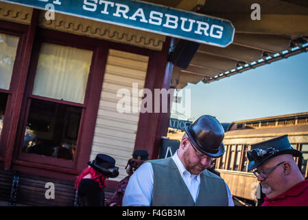 Lancaster, Pennsylvania, USA. 16. Oktober 2015. Steampunk ist ein Subgenre des Science-Fiction, in der Regel in einem anachronistischen viktorianischen oder quasi-viktorianischen wechselnde Geschichte Einstellung gesetzt. Es könnte unter dem Motto beschrieben werden "Was die Vergangenheit aussehen würde, wenn die Zukunft früher geschehen war." Freuen Sie sich auf Fiktion mit Science Fiction, Fantasy und Horror-Themen. Bildnachweis: CREATIVE COLLECTION TOLBERT Foto/Alamy Live-Nachrichten Stockfoto