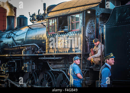 Lancaster, Pennsylvania, USA. 16. Oktober 2015. Steampunk ist ein Subgenre des Science-Fiction, in der Regel in einem anachronistischen viktorianischen oder quasi-viktorianischen wechselnde Geschichte Einstellung gesetzt. Es könnte unter dem Motto beschrieben werden "Was die Vergangenheit aussehen würde, wenn die Zukunft früher geschehen war." Freuen Sie sich auf Fiktion mit Science Fiction, Fantasy und Horror-Themen. Bildnachweis: CREATIVE COLLECTION TOLBERT Foto/Alamy Live-Nachrichten Stockfoto