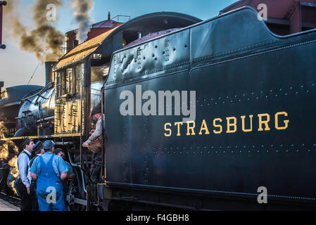 Lancaster, Pennsylvania, USA. 16. Oktober 2015. Steampunk ist ein Subgenre des Science-Fiction, in der Regel in einem anachronistischen viktorianischen oder quasi-viktorianischen wechselnde Geschichte Einstellung gesetzt. Es könnte unter dem Motto beschrieben werden "Was die Vergangenheit aussehen würde, wenn die Zukunft früher geschehen war." Freuen Sie sich auf Fiktion mit Science Fiction, Fantasy und Horror-Themen. Bildnachweis: CREATIVE COLLECTION TOLBERT Foto/Alamy Live-Nachrichten Stockfoto