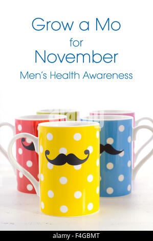 Bunte Polka Dot Kaffee Tassen mit Schnurrbärte für November Mens Gesundheitsbewusstsein mit Grow a Mo Beispieltext. Stockfoto