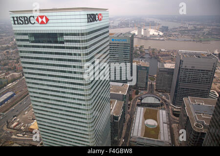 Luftbild suchen Vergangenheit der HSBC Gebäude in Canary Wharf, London, mit der Barclays Gebäude und der O2 Arena hinter. Stockfoto