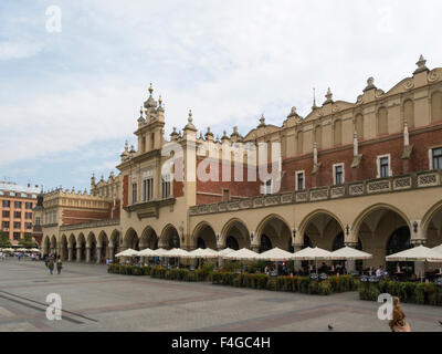 Outdoor-Café 13thc Tuchhallen (Sukiennice) in Rynek Glowny Haupt 13thc Mittelaltermarkt Quadrat von Krakau alte Stadt Polen beliebtes Touristenziel Stockfoto