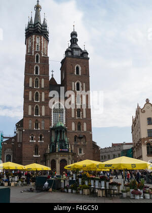 Aus rotem Backstein 80m gotischen Türmen der St. Mary's Basilica Bazylika Mariacka Rynek Glowny Krakau alte Stadt Polen Kirche der Gottesmutter übernahm in den Himmel Stockfoto