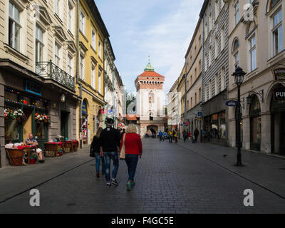 Blick auf belebten gepflasterten Florianska Straße Krakauer Altstadt Polen zu alten Stadtturm Wände Stockfoto