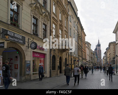 Zeigen Sie nach unten voll gepflasterten Florianska Straße Krakau Polen Bazylika Mariacka St Marys Basilica 14thc Brick gotische Kirche angrenzenden wichtigsten Marktplatz an Stockfoto