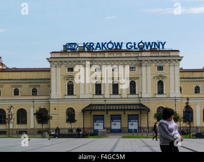 Kraków Główny Osobowy größte und am zentralsten gelegene Bahnhof gebaut Polen zwischen 1844 und 1847 mit Pedestranised Zentrum Stadtplatz Stockfoto