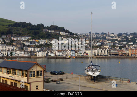 Die Stadt Dartmouth auf dem River Dart von Kingswear betrachtet. Stockfoto