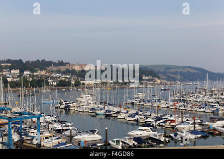 Die Stadt Dartmouth auf dem River Dart von Kingswear betrachtet. Stockfoto