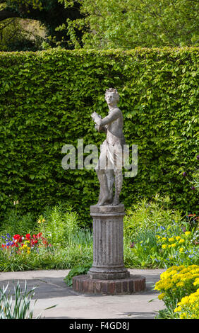 Sissinghurst Castle, Kent, UK. Berühmten Garten von Vita Sackville-West gemacht. Statue in der Kalk-Spaziergang Stockfoto