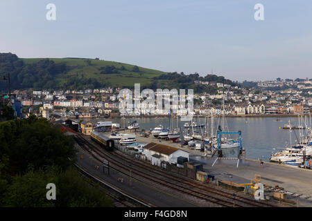 Die Stadt Dartmouth auf dem River Dart von Kingswear betrachtet. Stockfoto