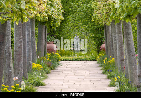 Sissinghurst Castle, Kent, UK, den berühmten Garten von Vita Sackville-West gemacht. Die Kalk-Wanderung in Richtung der Nuttery im Mai Stockfoto