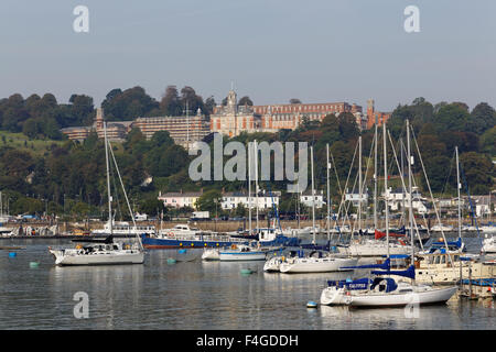 Die Stadt Dartmouth auf dem River Dart von Kingswear betrachtet. Stockfoto