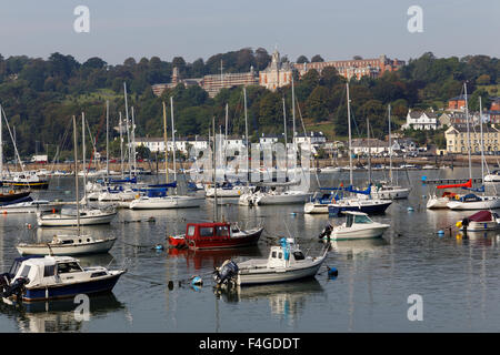 Die Stadt Dartmouth auf dem River Dart von Kingswear betrachtet. Stockfoto