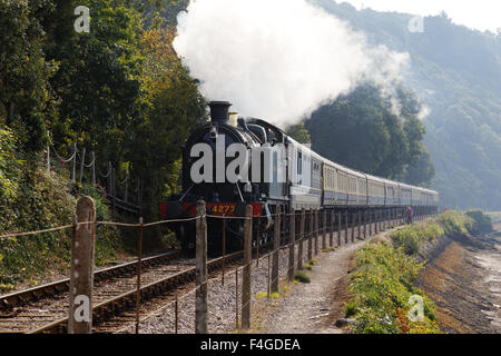 Dampflokomotive Reisezugwagen ziehen. Stockfoto