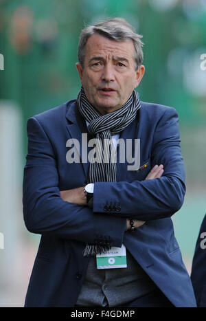 Danzig, Polen. 4. Juni 2012. Der Präsident des deutschen Fußball-Bund DFB, Wolfgang Niersbach, kommt bei einer Trainingseinheit der deutschen Fußball-Nationalmannschaft im alten Stadion Lechia Gdansk in Danzig, Polen, 4. Juni 2012. Die UEFA EURO 2012 findet von 08 Juni bis 1. Juli 2012 und ist Co-Gastgeber Polen und Ukraine. Foto: Andreas Gebert Dpa/Alamy Live-Nachrichten Stockfoto