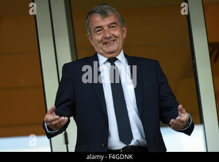 Faro, Portugal. 13. Juni 2015. Wolfgang Niersbach, Präsident des deutschen Fußball-Bund DFB, Uhren der UEFA EURO 2016 Qualifikation Gruppe D Fußballspiel im Stadion Algarve in Faro, Portugal, Gibraltar vs. Deutschland 13. Juni 2015. Foto: Arne Dedert/Dpa/Alamy Live-Nachrichten Stockfoto